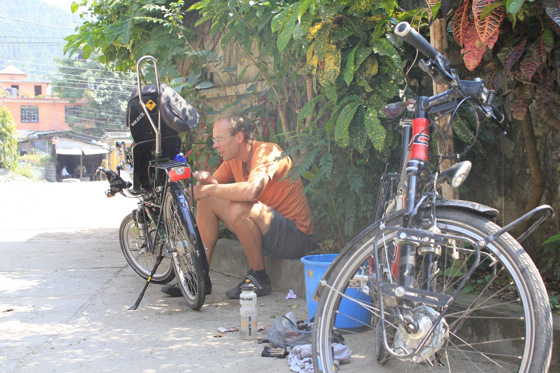 Schrauben und Putzen der Räder in Nepal