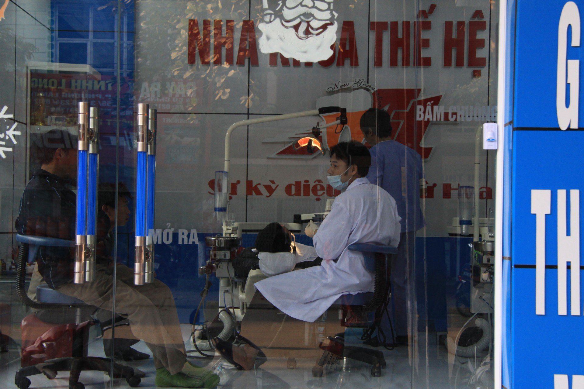Zahnarzt in Vietnam, mit Blick von der Hauptstraße ins Warte-/Behandlungszimmer