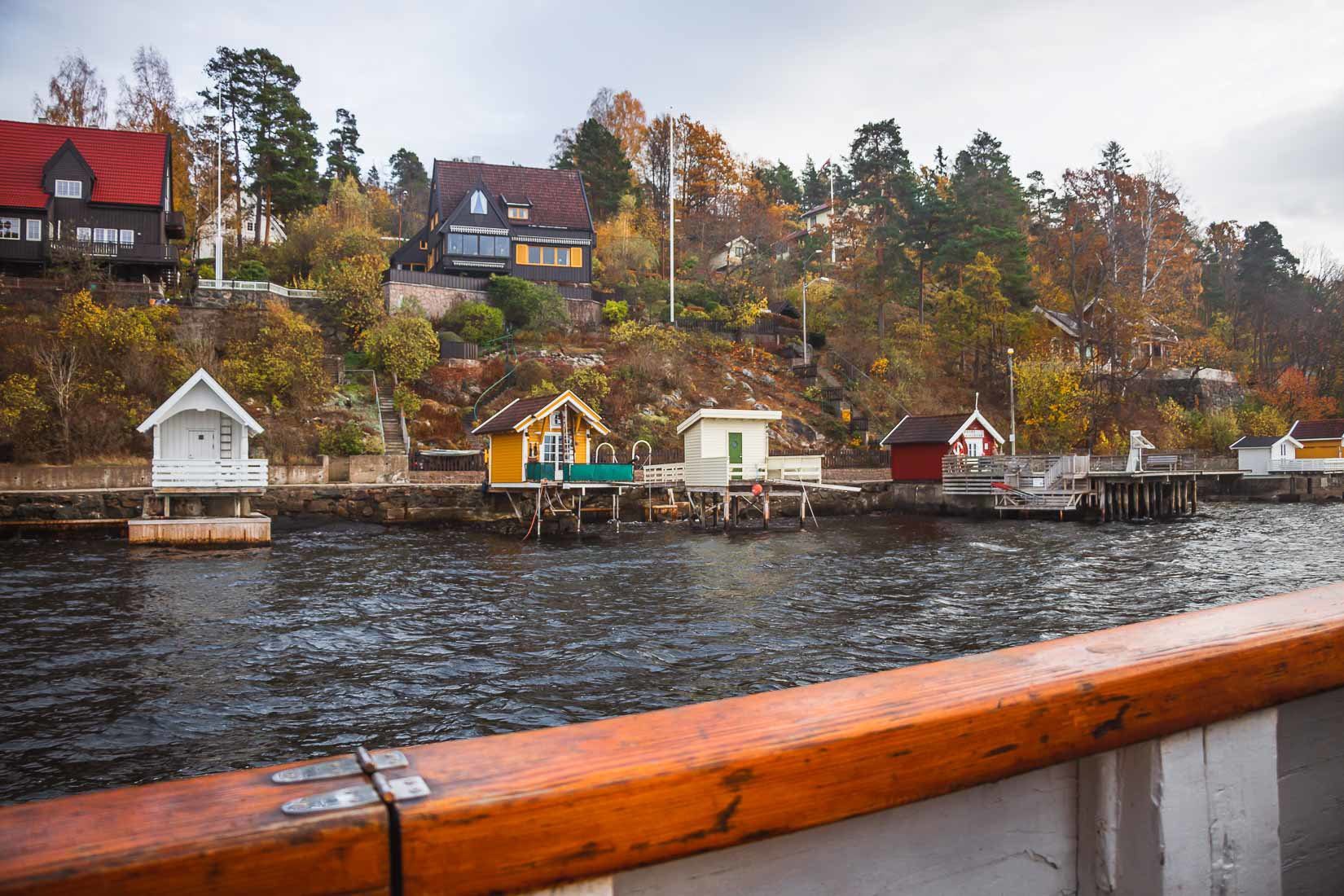Blick vom einem Segelschiff auf Häuser an der Küste am Oslofjord in Norwegen - Konpasu.de