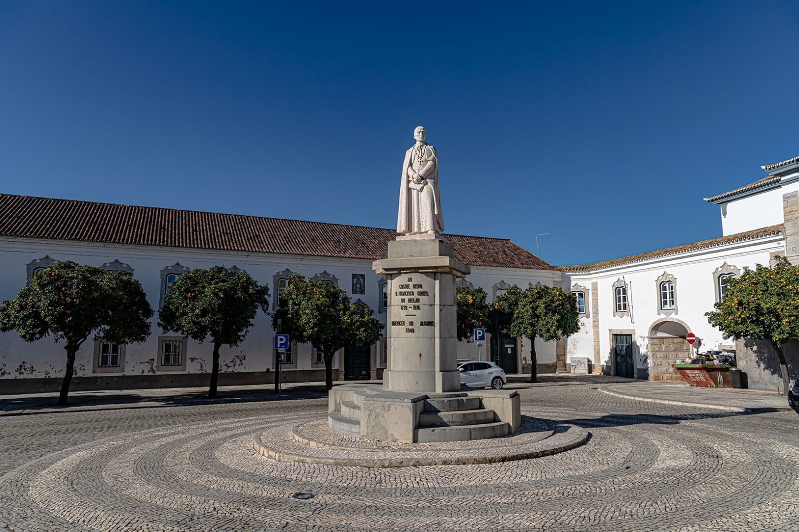 Monument to Bishop Francisco Gomes de Avelar - Faro